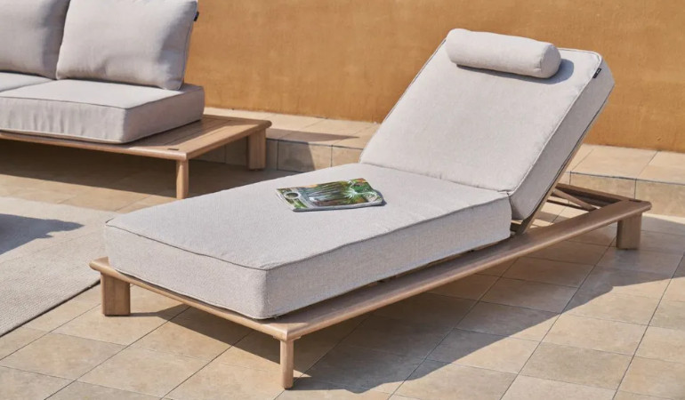 Leżak ogrodowy z poduszką MAGELLAN Wood Look - Furrore - na tarasie