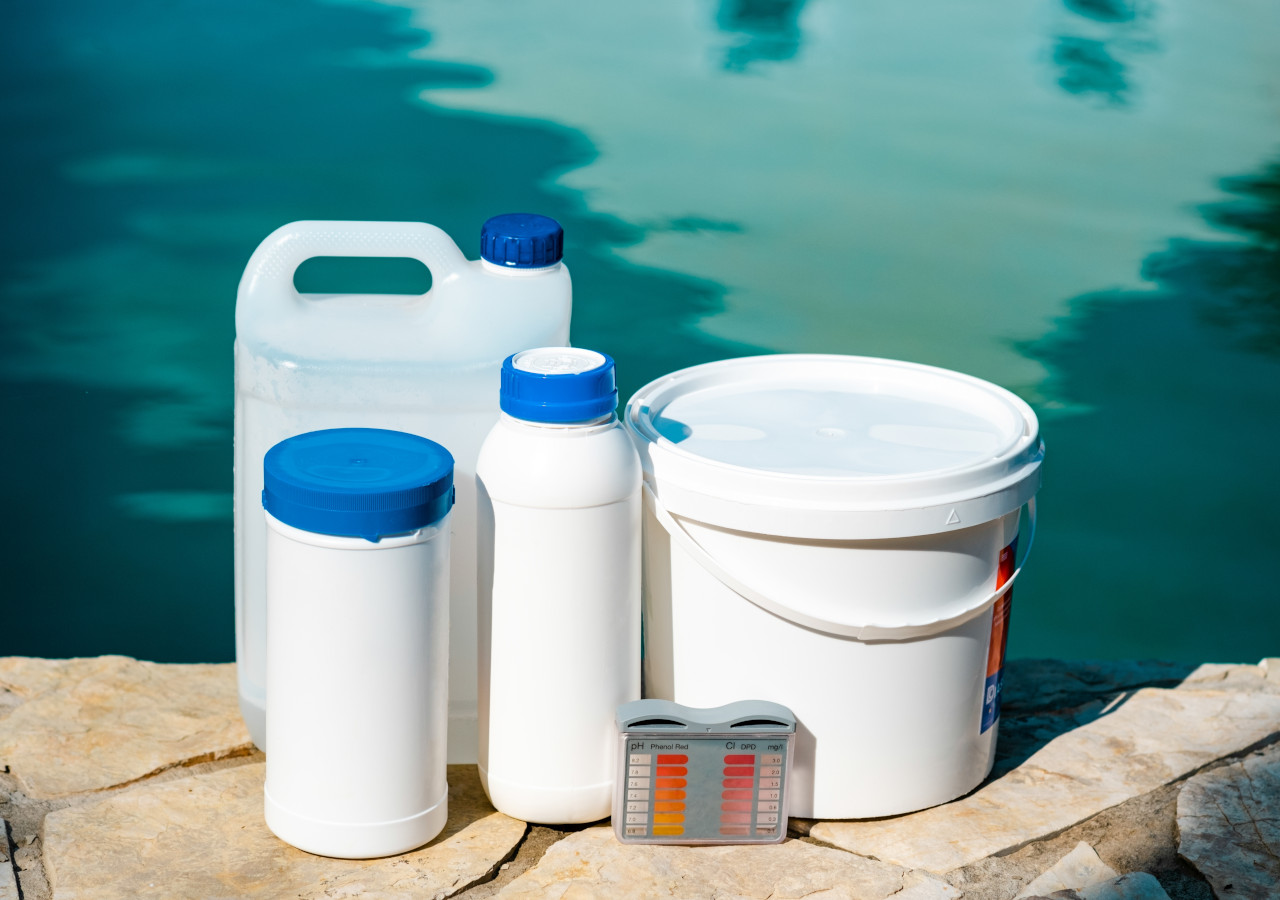 Preparaty chemiczne obok basenu