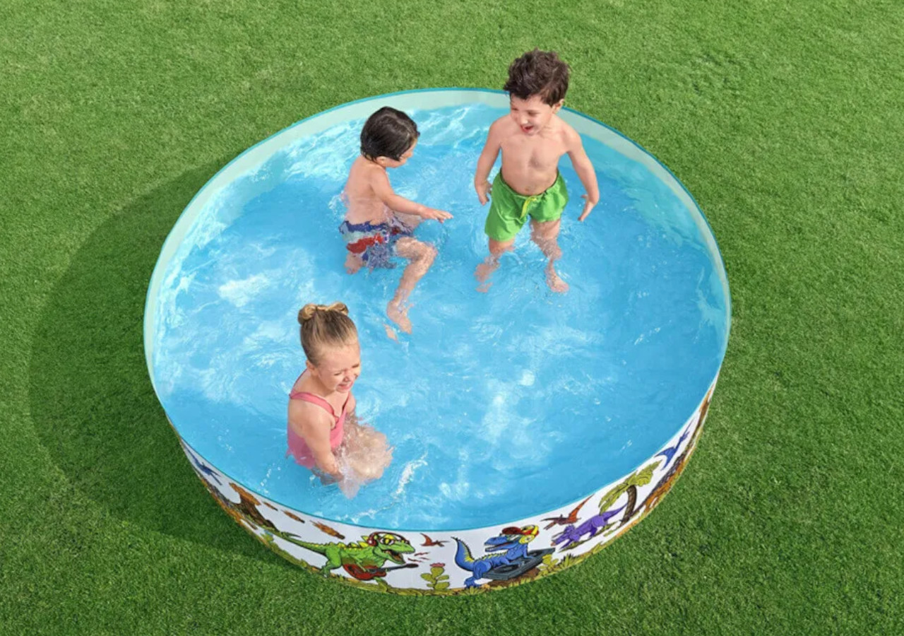 Dzieci kąpiące się w basenie ogrodowym przeznaczonym dla ich potrzeb