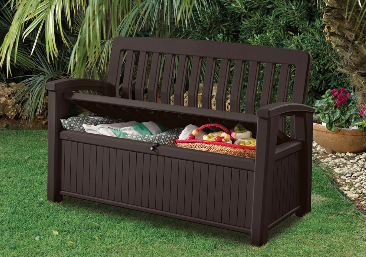 Ławka-skrzynia ogrodowa ustawiona w ogrodze lekko odchylone siedzisko ukazujące wnętrze