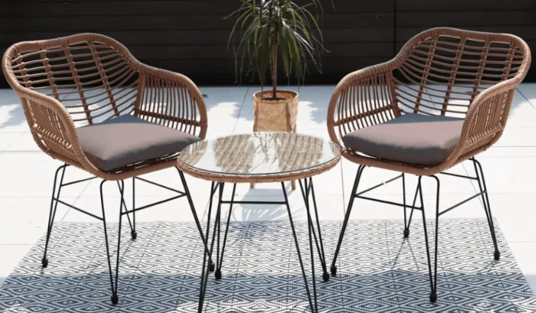 Stół i krzesła na balkon KUBU 2+1, Beige od Focus Garden na tarasie