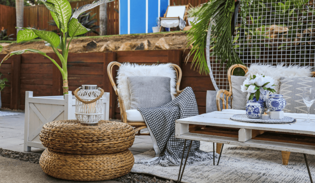 Meble w otoczeniu tropikalnym wraz z palmami