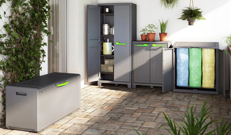 Zestaw Keter/Kis MOBY HIGH CABINET w białym pomieszczeniu