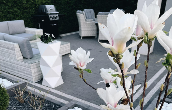 aranżacja ogrodu z pięknymi meblami ogrodowymi w kolorze light grey 