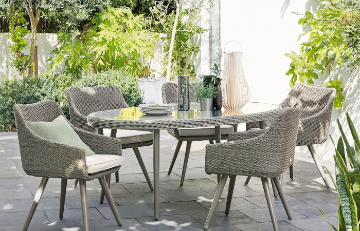 zestaw mebli jadalnianych w szarym stonowanym kolorze do ogrodu 