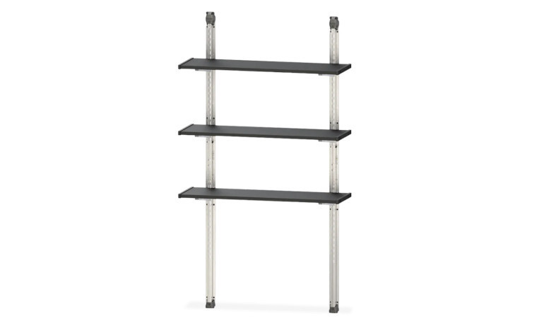 Półka przeznaczona do powieszenia na ścianę garażu w kolorze srebrnym