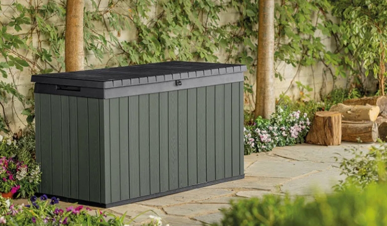 Skrzynia ogrodowa DARWIN BOX 570L w kolorze zielonym w przydomowym ogrodzie