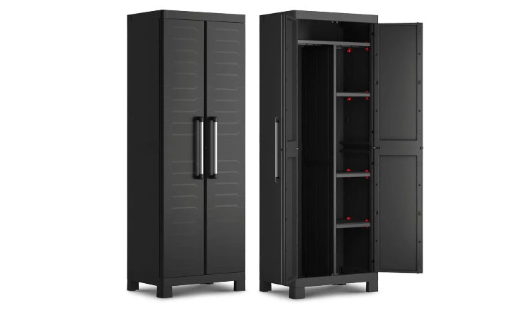 Szafa narzędziowa marki Keter w kolorze czarnym, zdjęcie przedstawia szafę która jest zamknięta jak i tę której drzwi są otwarte a jej wnętrze wypełniają półki