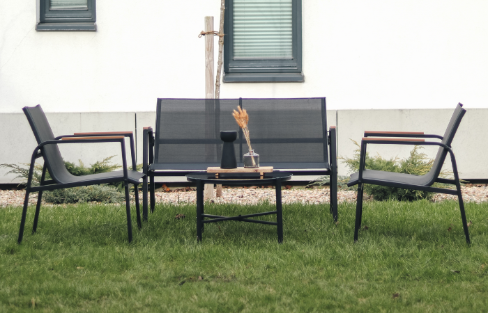 zestaw mebli ogrodowych/balkonowych w kolorze czarnym ustawiony w ogrodzie 