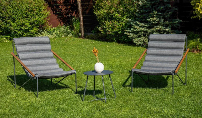 Zestaw mebli tarasowych ART Dark Grey 2+1 - Focus Garden w ogrodzie