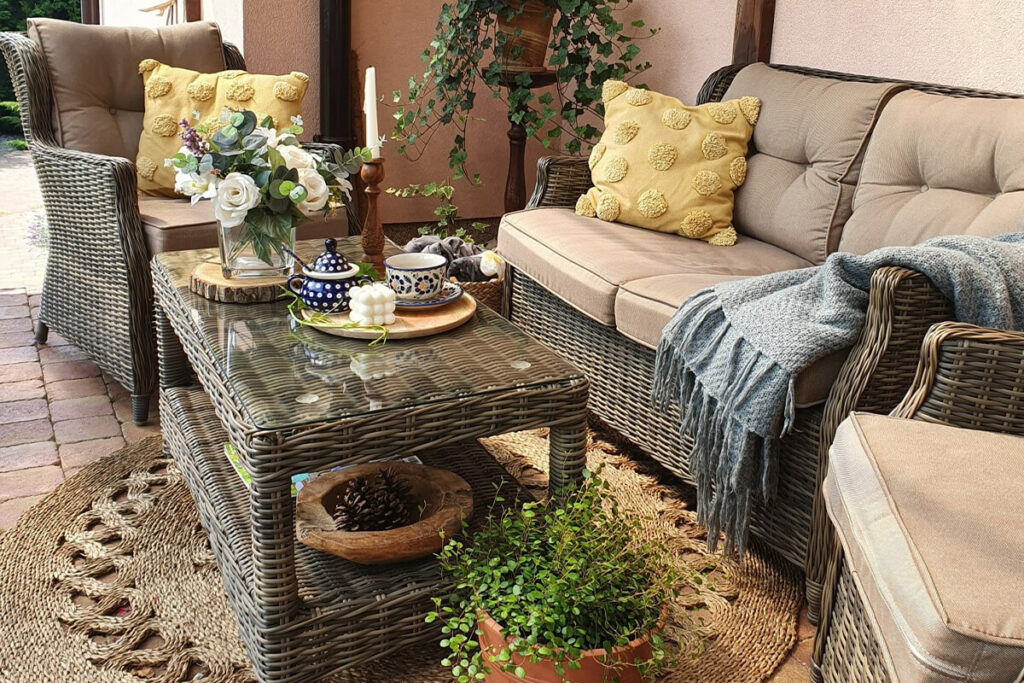 Zestaw mebli technorattanowych na tarasie