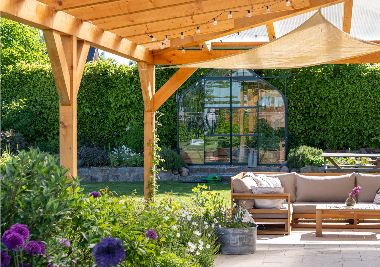 Zestaw meblowy pod drewnianą altaną