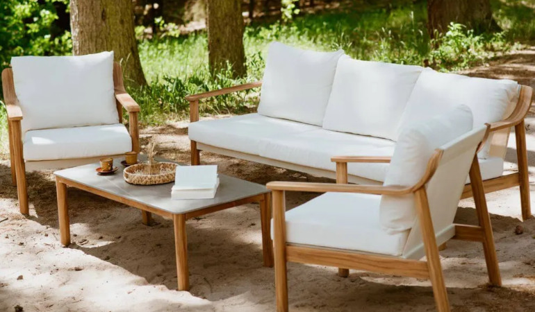 Zestaw ogrodowy PATTAYA CAFFE Wood Look od Focus Garden w naturalnym otoczeniu