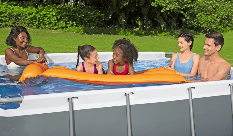 Zestaw z basenem Power Steel a w nim rodzina spędzającza czas na wsp&oacute;lnej kąpieli
