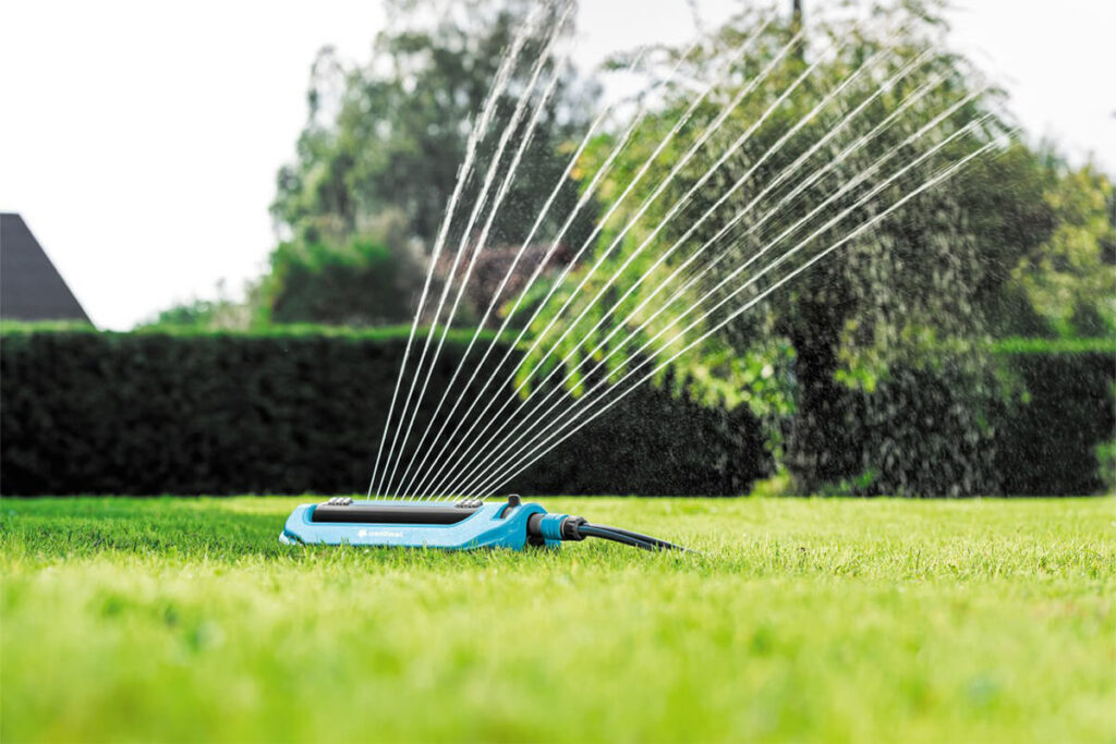 Zraszacz niebieski na trawie